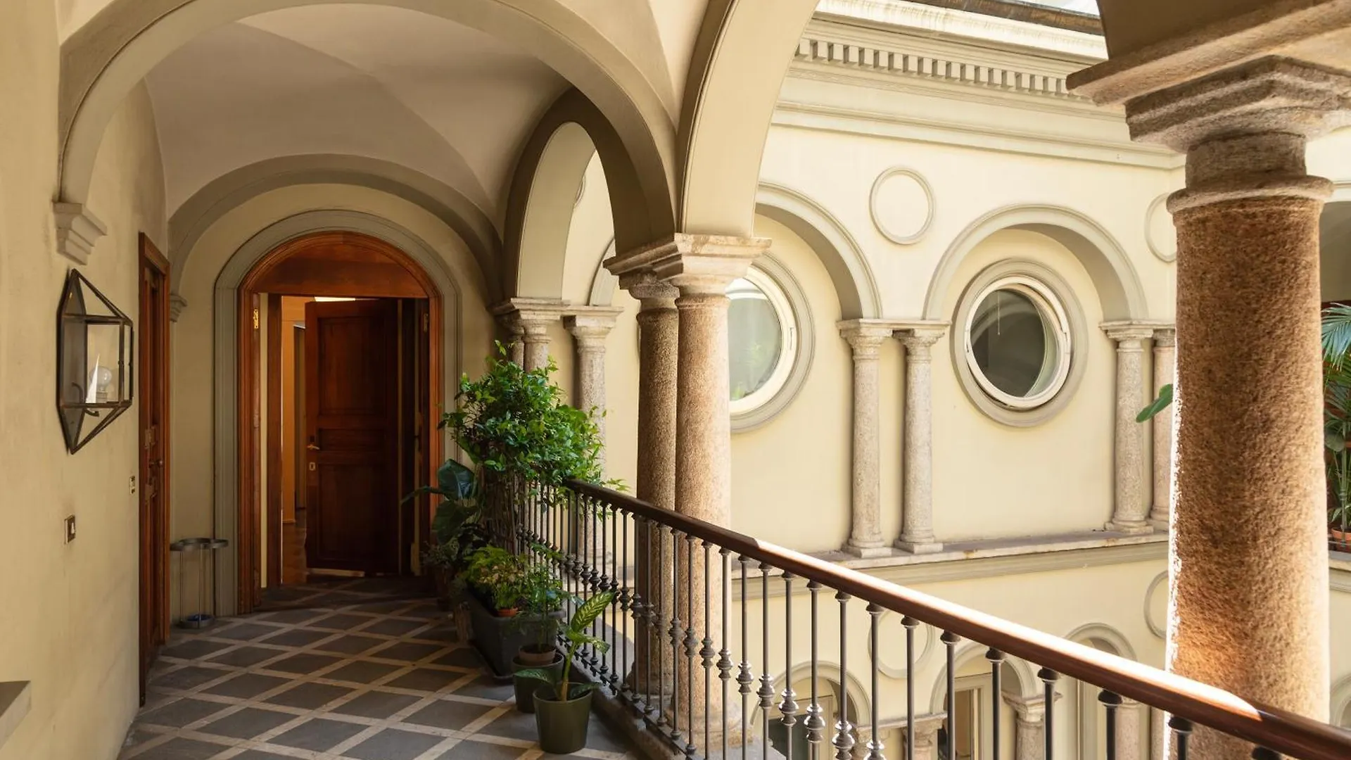 Youhosty - Montenapoleone Noble Flat Milan Apartment
